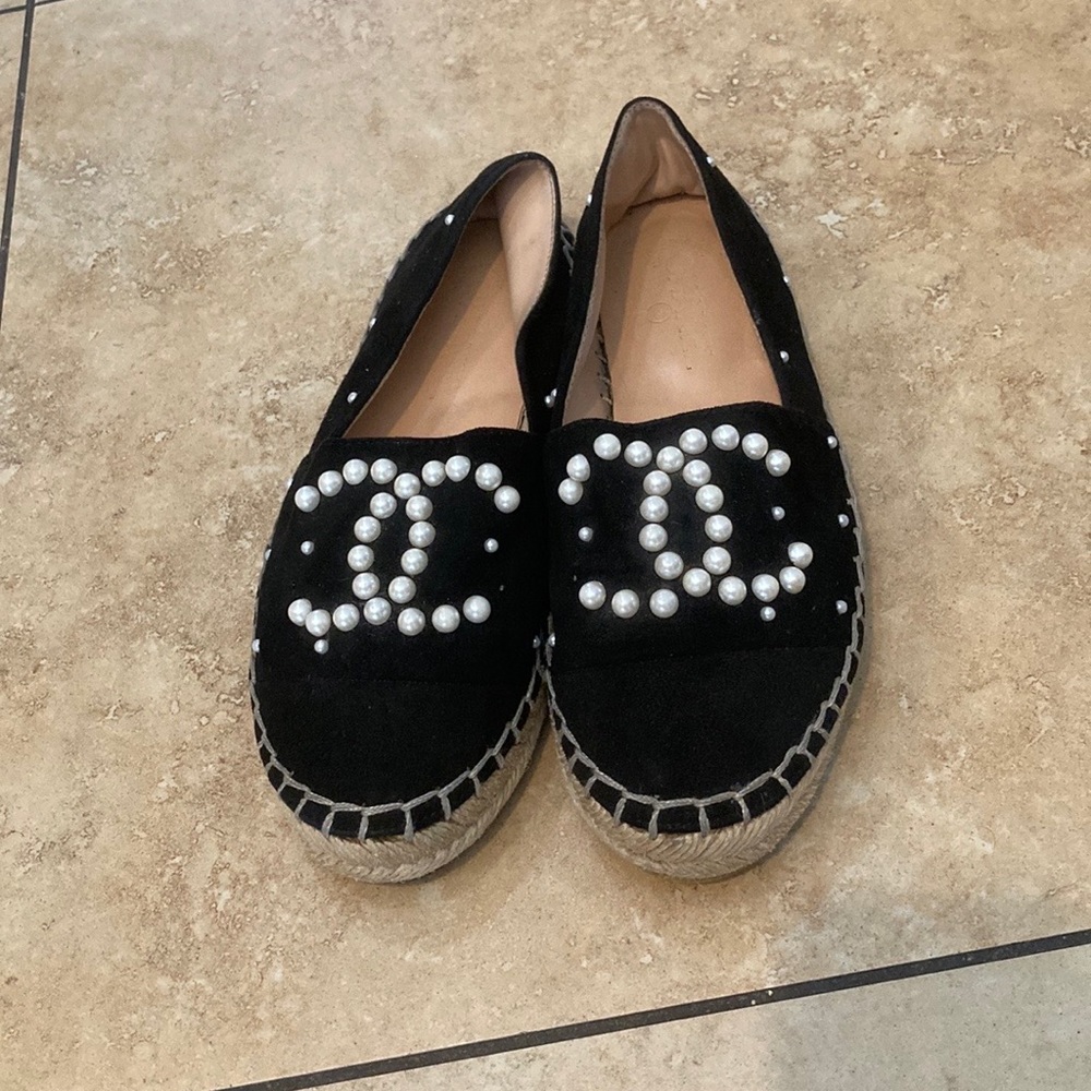 Preowned. EU 39. Black suede w/pearl C’s Authentic. - Picture 1 of 15